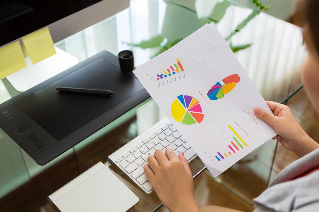 Inicio 5 business woman working office with financial diagram 1232 1540