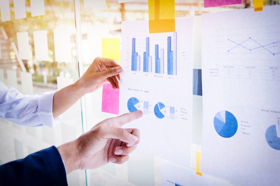 Inicio 6 businessman making presentation with his colleagues business strategy digital layer effect office as concept 1423 122