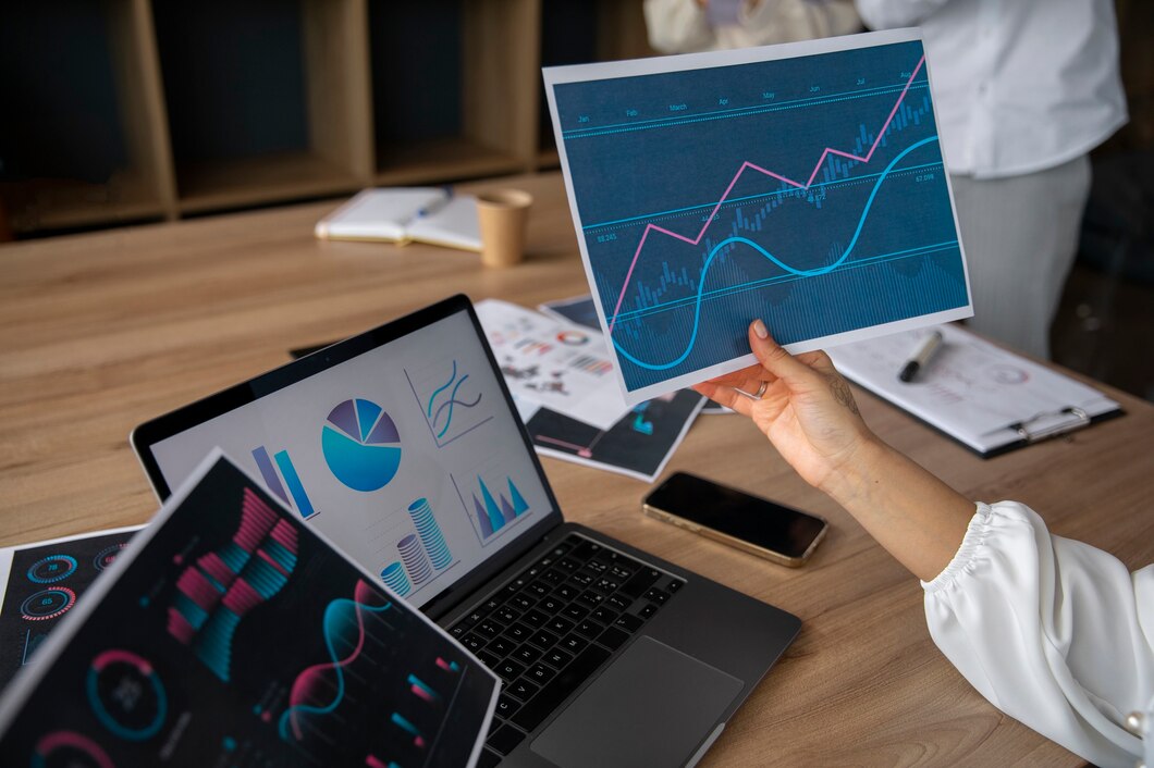 Inicio 7 office workers using finance graphs 23 2150408660